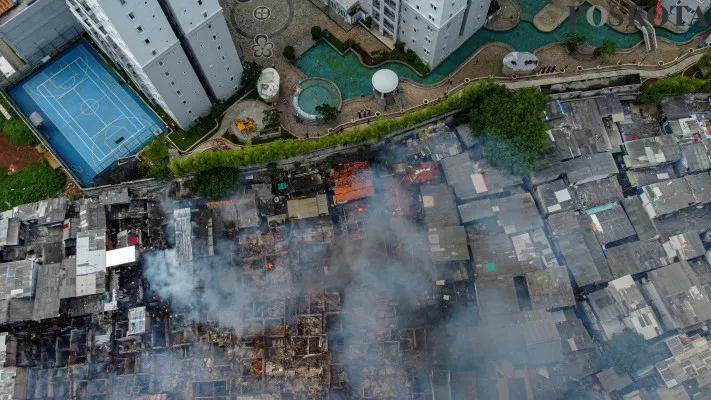 Foto udara kebakaran api yang membakar permukiman padat di kawasan Kebon Kosong, Kemayoran, Jakarta Pusat, Selasa, 10 Desember 2024. (Poskota/ Ahmad Tri Hawaari)