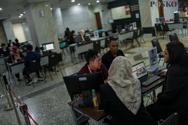 Petugas saat memeriksa berkas pemohon pendaftaran gugatan hasil Pilkada 2024 di Gedung Mahkamah Konstitusi, Medan Merdeka Barat, Jakarta Pusat, Selasa, 9 Desember 2024. (Poskota/ Ahmad Tri Hawaari)