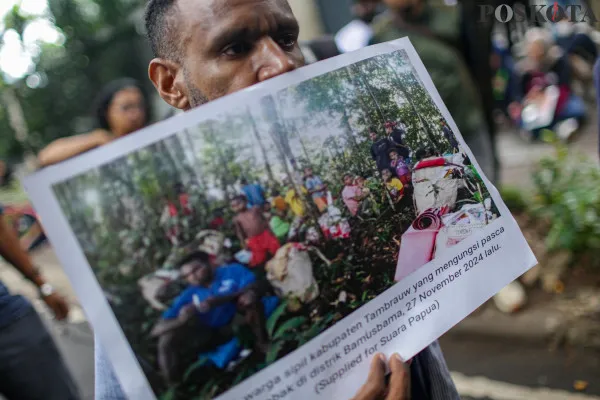 Massa dari berbagai golongan dan instansi saat melakukan aksi Karnaval HAM di depan Gedung Komnas HAM, Latuharhary, Menteng, Jakarta Pusat, Selasa, 10 Desember 2024. (Poskota/Ahmad Tri Hawaari)