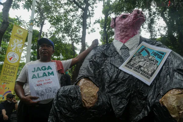 Massa dari berbagai golongan dan instansi saat melakukan aksi Karnaval HAM di depan Gedung Komnas HAM, Latuharhary, Menteng, Jakarta Pusat, Selasa, 10 Desember 2024. (Poskota/Ahmad Tri Hawaari)