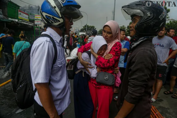 Kebakaran terjadi di kawasan padat hunian di Kebon Kosong, Kemayoran, Jakarta Pusat, Selasa, 10 Desember 2024. (Poskota/ Ahmad Tri Hawaari)