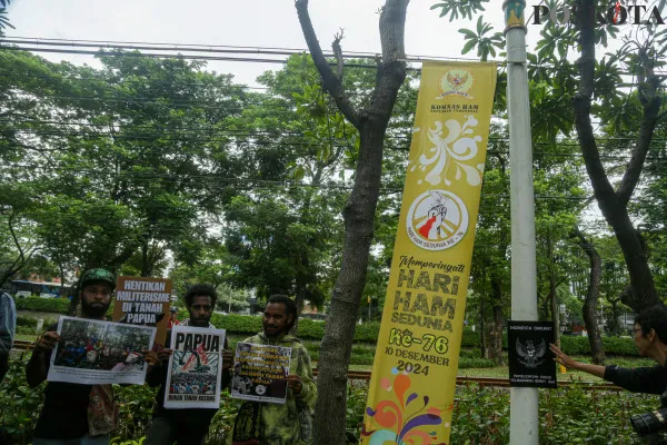Massa dari berbagai golongan dan instansi saat melakukan aksi Karnaval HAM di depan Gedung Komnas HAM, Latuharhary, Menteng, Jakarta Pusat, Selasa, 10 Desember 2024. (Poskota/Ahmad Tri Hawaari)