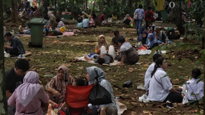 Ilustrasi pengunjung berpiknik di Taman Margasatwa Ragunan, Jakarta Selatan. (Poskota.co.id/Ahmad Tri Hawaari)