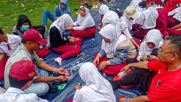 Edukasi Pengolahan Sampah Plastik Dari Bekas Bungkus Kopi Oleh Siswa SD