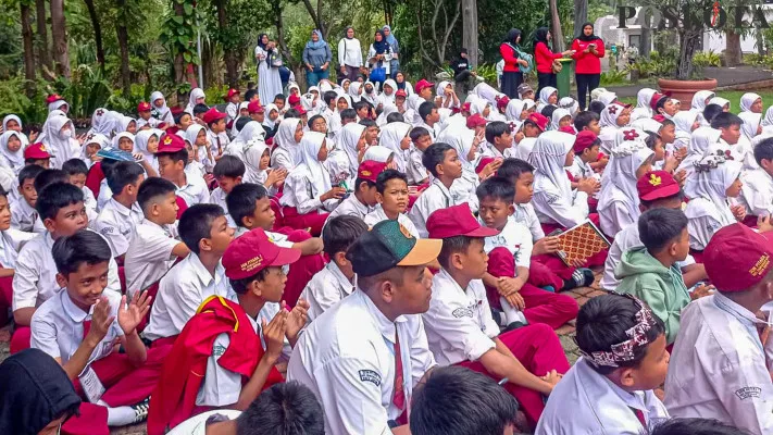 Edukasi Pengolahan Sampah Plastik Dari Bekas Bungkus Kopi Oleh Siswa SD