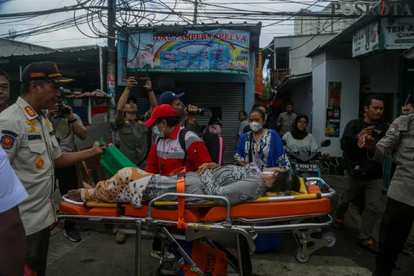Proses evakuasi salah satu warga lansia korban kebakaran yang di Posko Pengungsian SDN Kebon Kosong 09, Kemayoran, Jakarta Pusat, Rabu, 11 Desember 2024. (Poskota/ Ahmad Tri Hawaari)