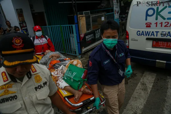 Evakuasi Korban Kebakaran Kemayoran