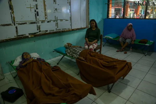 Proses evakuasi salah satu warga lansia korban kebakaran yang di Posko Pengungsian SDN Kebon Kosong 09, Kemayoran, Jakarta Pusat, Rabu, 11 Desember 2024. (Poskota/ Ahmad Tri Hawaari)