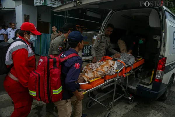 Proses evakuasi salah satu warga lansia korban kebakaran yang di Posko Pengungsian SDN Kebon Kosong 09, Kemayoran, Jakarta Pusat, Rabu, 11 Desember 2024. (Poskota/ Ahmad Tri Hawaari)