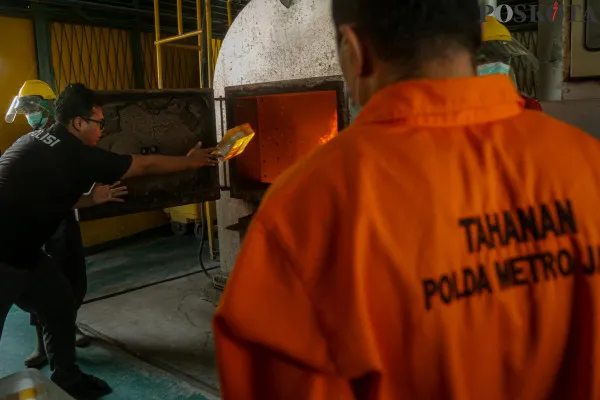 Proses pemusnahan barang bukti Narkoba jaringan Internasional di RSPAD Gatot Subroto, Senen, Jakarta Pusat, Kamis, 12 Desember 2024. (Poskota/ Ahmad Tri Hawaari)