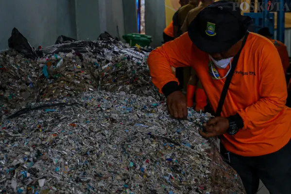 Proses daur ulang sampah plastik yang telah dicacah menggunakan mesin pengolah sampah Refused Derived Fuel (RDF) di TPA Rawa Kucing, Kota Tangerang, Banten, Kamis, 12 Desember 2024. (Poskota/ Ahmad Tri Hawaari)