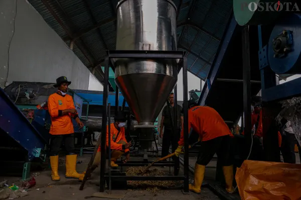Proses daur ulang sampah plastik yang telah dicacah menggunakan mesin pengolah sampah Refused Derived Fuel (RDF) di TPA Rawa Kucing, Kota Tangerang, Banten, Kamis, 12 Desember 2024. (Poskota/ Ahmad Tri Hawaari)