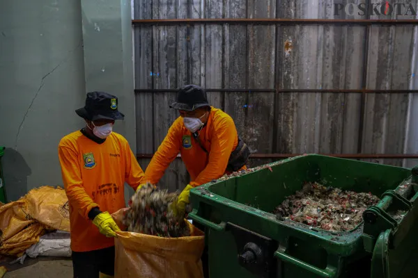 Proses daur ulang sampah plastik yang telah dicacah menggunakan mesin pengolah sampah Refused Derived Fuel (RDF) di TPA Rawa Kucing, Kota Tangerang, Banten, Kamis, 12 Desember 2024. (Poskota/ Ahmad Tri Hawaari)