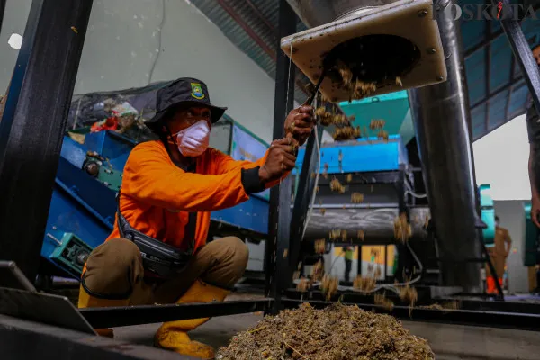 Proses daur ulang sampah plastik yang telah dicacah menggunakan mesin pengolah sampah Refused Derived Fuel (RDF) di TPA Rawa Kucing, Kota Tangerang, Banten, Kamis, 12 Desember 2024. (Poskota/ Ahmad Tri Hawaari)