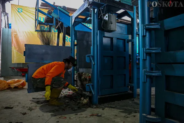Proses daur ulang sampah plastik yang telah dicacah menggunakan mesin pengolah sampah Refused Derived Fuel (RDF) di TPA Rawa Kucing, Kota Tangerang, Banten, Kamis, 12 Desember 2024. (Poskota/ Ahmad Tri Hawaari)