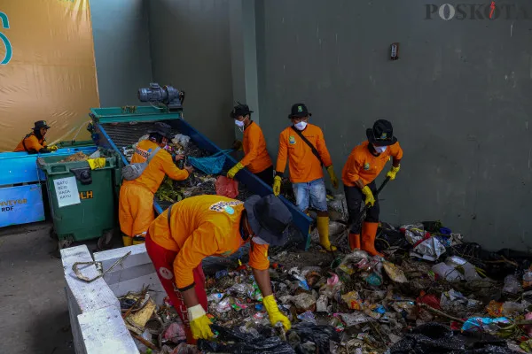 Proses daur ulang sampah plastik yang telah dicacah menggunakan mesin pengolah sampah Refused Derived Fuel (RDF) di TPA Rawa Kucing, Kota Tangerang, Banten, Kamis, 12 Desember 2024. (Poskota/ Ahmad Tri Hawaari)