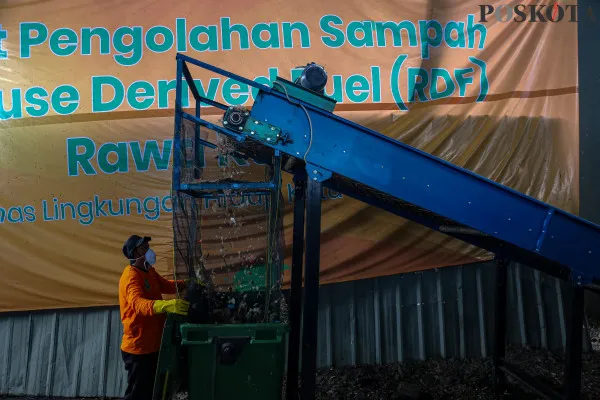 Proses daur ulang sampah plastik yang telah dicacah menggunakan mesin pengolah sampah Refused Derived Fuel (RDF) di TPA Rawa Kucing, Kota Tangerang, Banten, Kamis, 12 Desember 2024. (Poskota/ Ahmad Tri Hawaari)