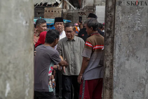 Calon Gubernur DKI Jakarta Pramono Anung (kiri) meninjau lokasi kebakaran di permukiman padat penduduk di Kebon Kosong, Kemayoran, Jakarta Pusat, Kamis, 12 Desember 2024. (Poskota/ Ahmad Tri Hawaari)