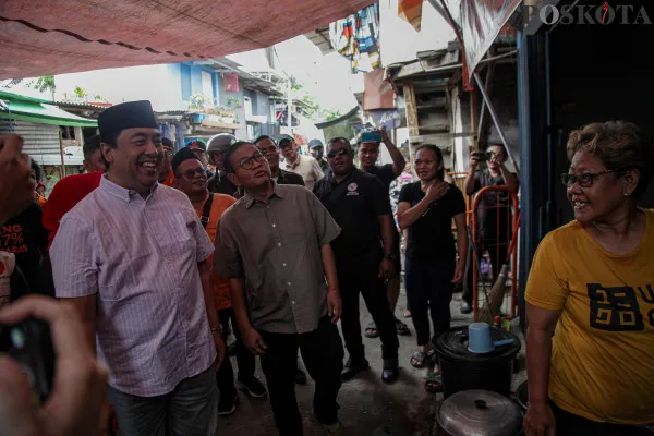 Calon Gubernur DKI Jakarta Pramono Anung (kiri) meninjau lokasi kebakaran di permukiman padat penduduk di Kebon Kosong, Kemayoran, Jakarta Pusat, Kamis, 12 Desember 2024. (Poskota/ Ahmad Tri Hawaari)