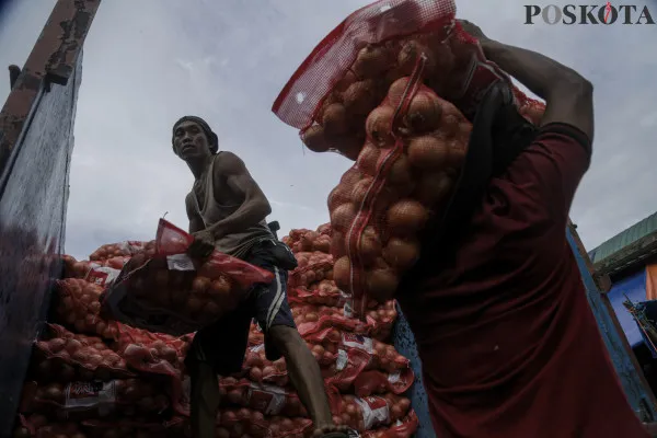 Aktivitas sejumlah pedagang sayur di Pasar Induk Kramat Jati, Jakarta Timur, Kamis, 12 Desember 2024. (Poskota/Ahmad Tri Hawaari)