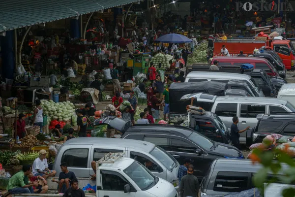 Aktivitas sejumlah pedagang sayur dan pembeli di Pasar Induk Kramat Jati, Jakarta Timur, Kamis, 12 Desember 2024. (Poskota/ Ahmad Tri Hawaari)
