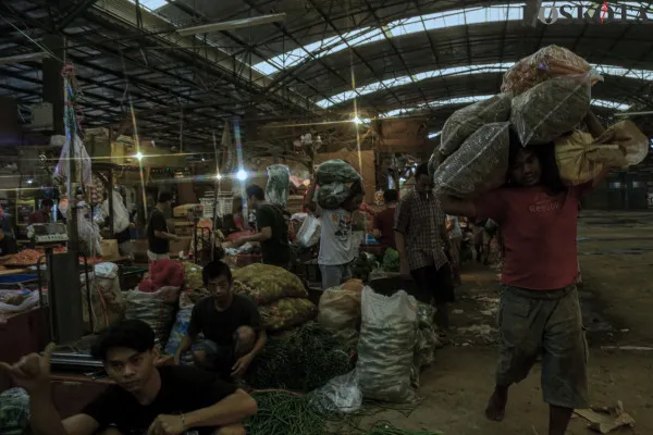 Aktivitas sejumlah pedagang sayur dan pembeli di Pasar Induk Kramat Jati, Jakarta Timur, Kamis, 12 Desember 2024. (Poskota/ Ahmad Tri Hawaari)
