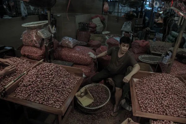 Aktivitas sejumlah pedagang sayur dan pembeli di Pasar Induk Kramat Jati, Jakarta Timur, Kamis, 12 Desember 2024. (Poskota/ Ahmad Tri Hawaari)