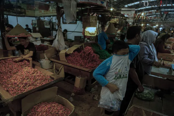 Aktivitas sejumlah pedagang sayur dan pembeli di Pasar Induk Kramat Jati, Jakarta Timur, Kamis, 12 Desember 2024. (Poskota/ Ahmad Tri Hawaari)