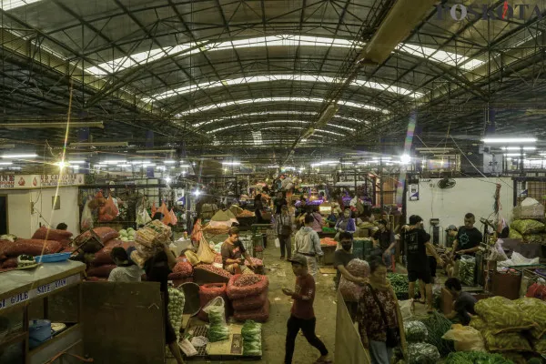 Aktivitas sejumlah pedagang sayur dan pembeli di Pasar Induk Kramat Jati, Jakarta Timur, Kamis, 12 Desember 2024. (Poskota/ Ahmad Tri Hawaari)