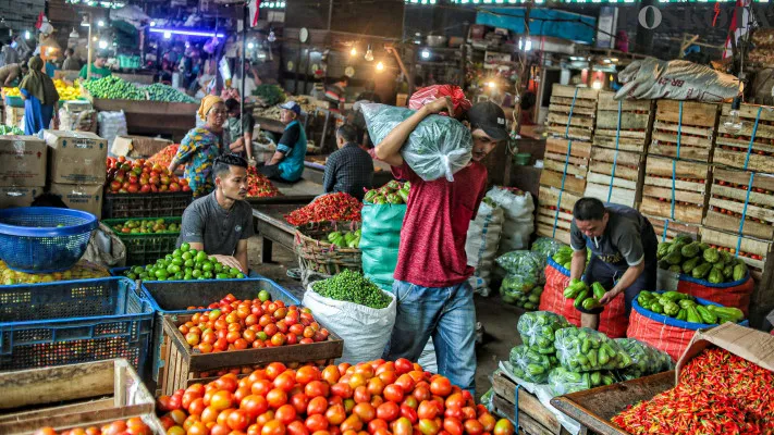 Aktivitas penjual saat mengangkat sayur di Pasar Induk Kramat Jati, Jakarta Timu. (Poskota/Ahmad Tri Hawaari)