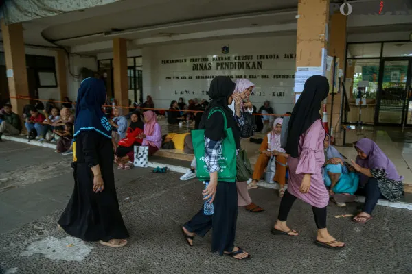 Sejumlah orang tua peserta didik saat menunggu antrean pengaduan terkait pembatalan KJP Plus di Kantor Dinas Pendidikan Unit Pelayanan Pendanaan Personal dan Operasional Pendidikan, Rawa Bunga, Jatinegara Timur, Jakarta Timur, Jumat, 13 Desember 2024. (Poskota/ Ahmad Tri Hawaari)