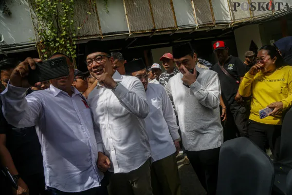 Pasangan calon Gubernur DKI Jakarta Ridwan Kamil - Suswono bersama Ketua Tim Pemenangan Riza Patria menyampaikan keterangan saat konferensi pers di DPD Partai Golkar, Cikini, Jakarta Pusat, Jumat, 13 Desember 2024. (Poskota/ Ahmad Tri Hawaari)