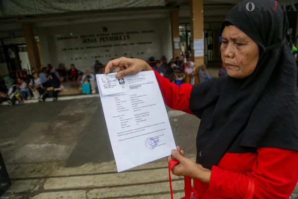 Sejumlah orang tua peserta didik saat menunggu antrean pengaduan terkait pembatalan KJP Plus di Kantor Dinas Pendidikan Unit Pelayanan Pendanaan Personal dan Operasional Pendidikan, Rawa Bunga, Jatinegara Timur, Jakarta Timur, Jumat, 13 Desember 2024. (Poskota/ Ahmad Tri Hawaari)