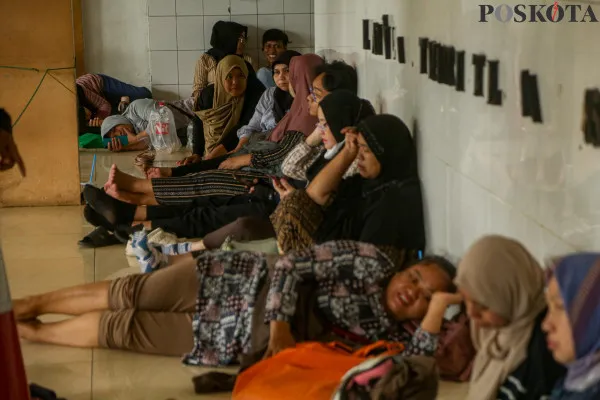 Sejumlah orang tua peserta didik saat menunggu antrean pengaduan terkait pembatalan KJP Plus di Kantor Dinas Pendidikan Unit Pelayanan Pendanaan Personal dan Operasional Pendidikan, Rawa Bunga, Jatinegara Timur, Jakarta Timur, Jumat, 13 Desember 2024. (Poskota/ Ahmad Tri Hawaari)