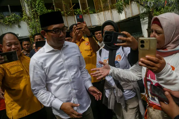 Pasangan calon Gubernur DKI Jakarta Ridwan Kamil - Suswono bersama Ketua Tim Pemenangan Riza Patria menyampaikan keterangan saat konferensi pers di DPD Partai Golkar, Cikini, Jakarta Pusat, Jumat, 13 Desember 2024. (Poskota/ Ahmad Tri Hawaari)