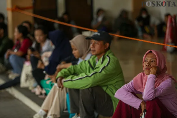 Sejumlah orang tua peserta didik saat menunggu antrean pengaduan terkait pembatalan KJP Plus di Kantor Dinas Pendidikan Unit Pelayanan Pendanaan Personal dan Operasional Pendidikan, Rawa Bunga, Jatinegara Timur, Jakarta Timur, Jumat, 13 Desember 2024. (Poskota/ Ahmad Tri Hawaari)