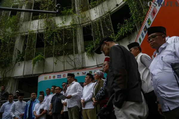 Pasangan calon Gubernur DKI Jakarta Ridwan Kamil - Suswono bersama Ketua Tim Pemenangan Riza Patria menyampaikan keterangan saat konferensi pers di DPD Partai Golkar, Cikini, Jakarta Pusat, Jumat, 13 Desember 2024. (Poskota/ Ahmad Tri Hawaari)
