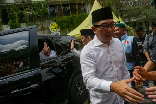 Pasangan calon Gubernur DKI Jakarta Ridwan Kamil - Suswono bersama Ketua Tim Pemenangan Riza Patria menyampaikan keterangan saat konferensi pers di DPD Partai Golkar, Cikini, Jakarta Pusat, Jumat, 13 Desember 2024. (Poskota/ Ahmad Tri Hawaari)