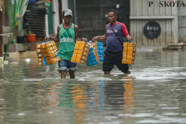 Berbagai aktivitas warga di tengah kepungan banjir rob di kawasan pemukiman padat penduduk di Muara Angke, Jakarta Utara, Jumat, 13 Desember 2024. (Poskota/ Ahmad Tri Hawaari)