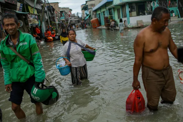 Berbagai aktivitas warga di tengah kepungan banjir rob di kawasan pemukiman padat penduduk di Muara Angke, Jakarta Utara, Jumat, 13 Desember 2024. (Poskota/ Ahmad Tri Hawaari)