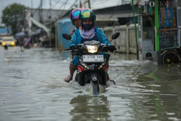 Ilustrasi warga terdampak banjir. (Sumber: Poskota/Ahmad Tri Hawaari)