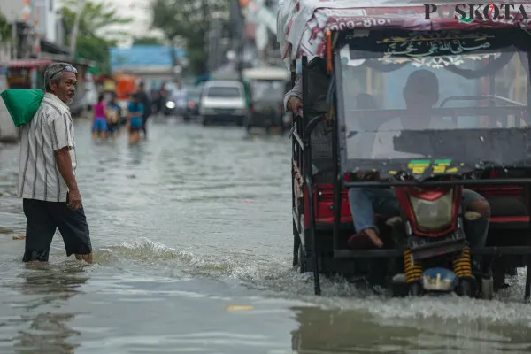 Berbagai aktivitas warga di tengah kepungan banjir rob di kawasan pemukiman padat penduduk di Muara Angke, Jakarta Utara, Jumat, 13 Desember 2024. (Poskota/ Ahmad Tri Hawaari)