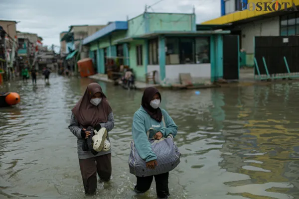 Berbagai aktivitas warga di tengah kepungan banjir rob di kawasan pemukiman padat penduduk di Muara Angke, Jakarta Utara, Jumat, 13 Desember 2024. (Poskota/ Ahmad Tri Hawaari)