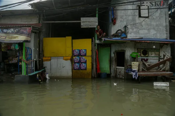 Berbagai aktivitas warga di tengah kepungan banjir rob di kawasan pemukiman padat penduduk di Muara Angke, Jakarta Utara, Jumat, 13 Desember 2024. (Poskota/ Ahmad Tri Hawaari)