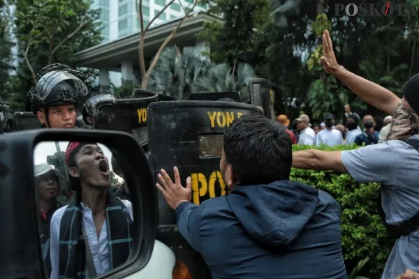 Massa demo tolak konser Coldplay di GBK, Jakarta Pusat saling dorong dengan aparat Kepolisian. (Tri Hawaari)