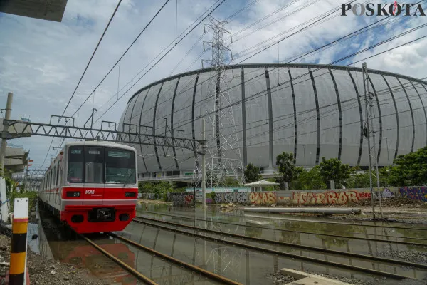 Sejumlah kendaraan saat menerobos banjir rob dan petugas rel kereta api saat mengecek ketinggian air di kawasan Jakarta Internasional Stadium (JIS), Jalan R.E.Martadinata, Jakarta Utara, Minggu, 15 Desember 2024. (Poskota/ Ahmad Tri Hawaari)