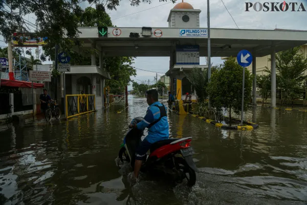 Aktivitas kendaraan dan buruh angkut kapal saat melintasi banjir rob yang melanda kawasan Pelabuhan Sunda Kelapa, Lodan Raya, Jakarta Utara, Minggu, 15 Desember 2024. (Poskota/ Ahmad Tri Hawaari)