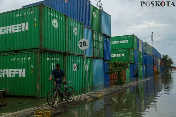 Aktivitas kendaraan dan buruh angkut kapal saat melintasi banjir rob yang melanda kawasan Pelabuhan Sunda Kelapa, Lodan Raya, Jakarta Utara, Minggu, 15 Desember 2024. (Poskota/ Ahmad Tri Hawaari)