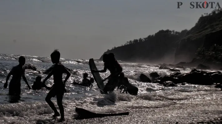 Sejumlah wisatawan di Pantai Menganti Desa Karangduwur, Kebumen, Jawa Tengah, Rabu (17/04/2024) saat libur lebaran. (FT-01)