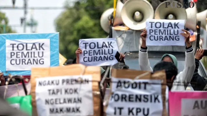 Foto: Demo KPU menolak pemilu curang. (Poskota/Ahmad Tri Hawaari)